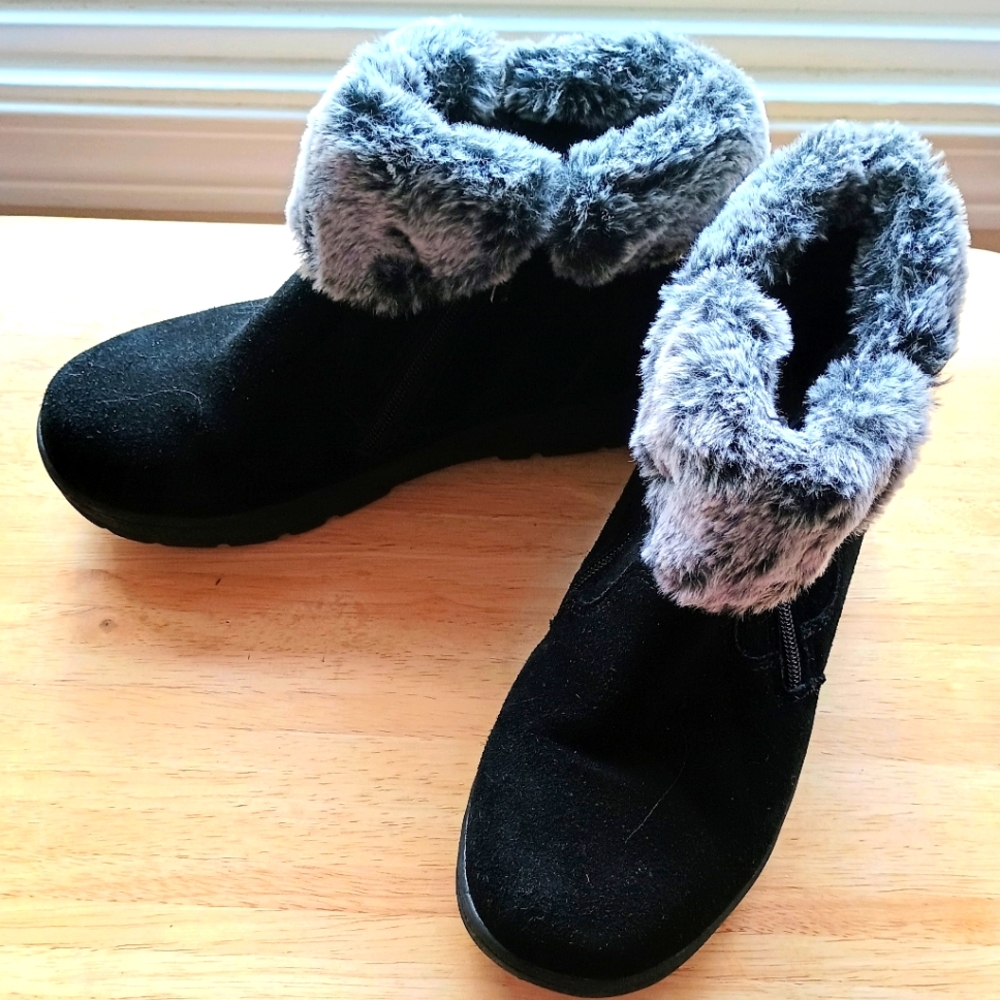 NWOT Khombu Ankle Boots